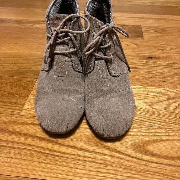 Toms Shoes - Tom’s booties. Lace up booties. Brown boots. Tan booties. EUC. Suede material.